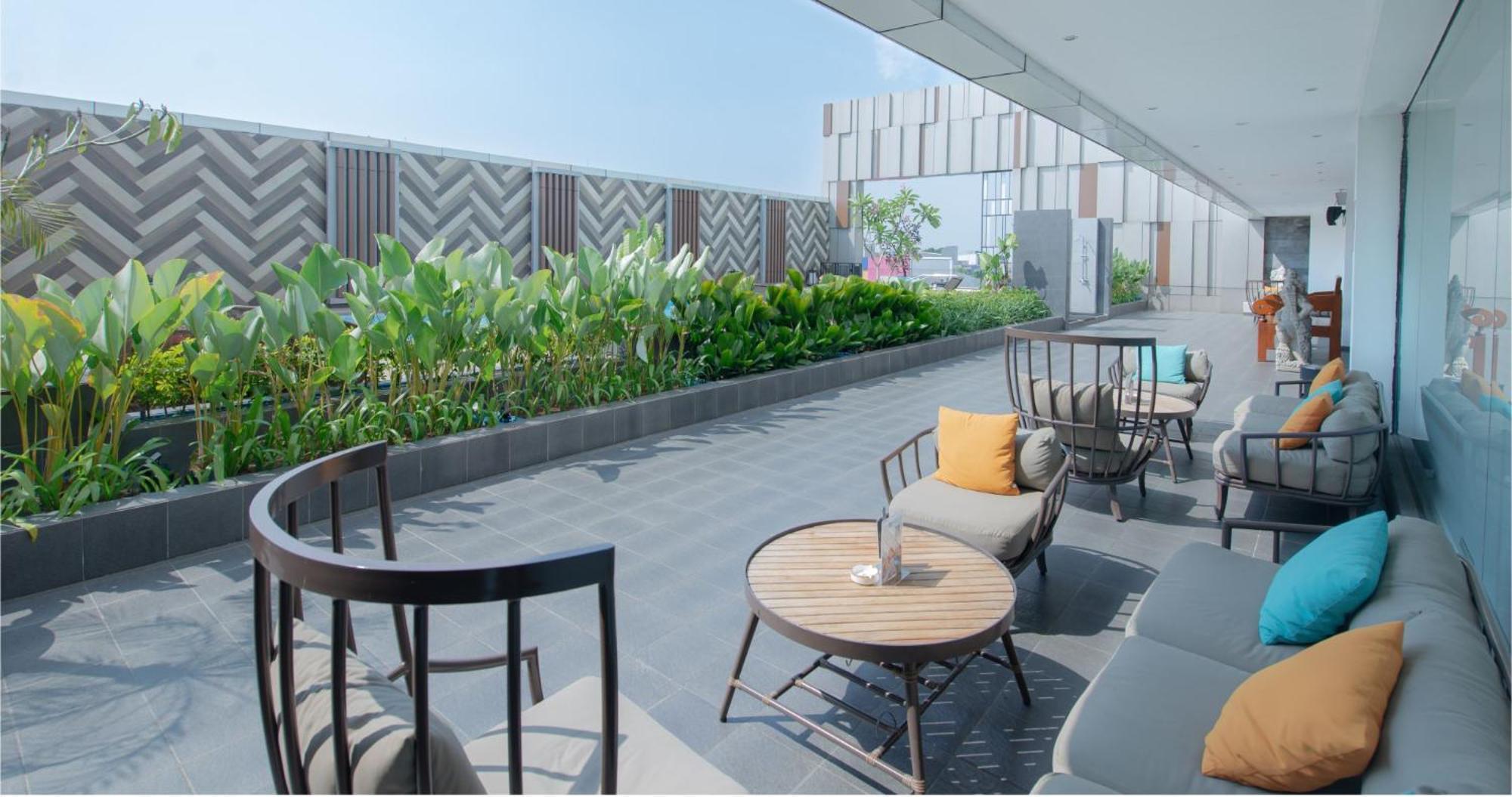 Gumaya Tower Hotel Семаранг Екстериор снимка