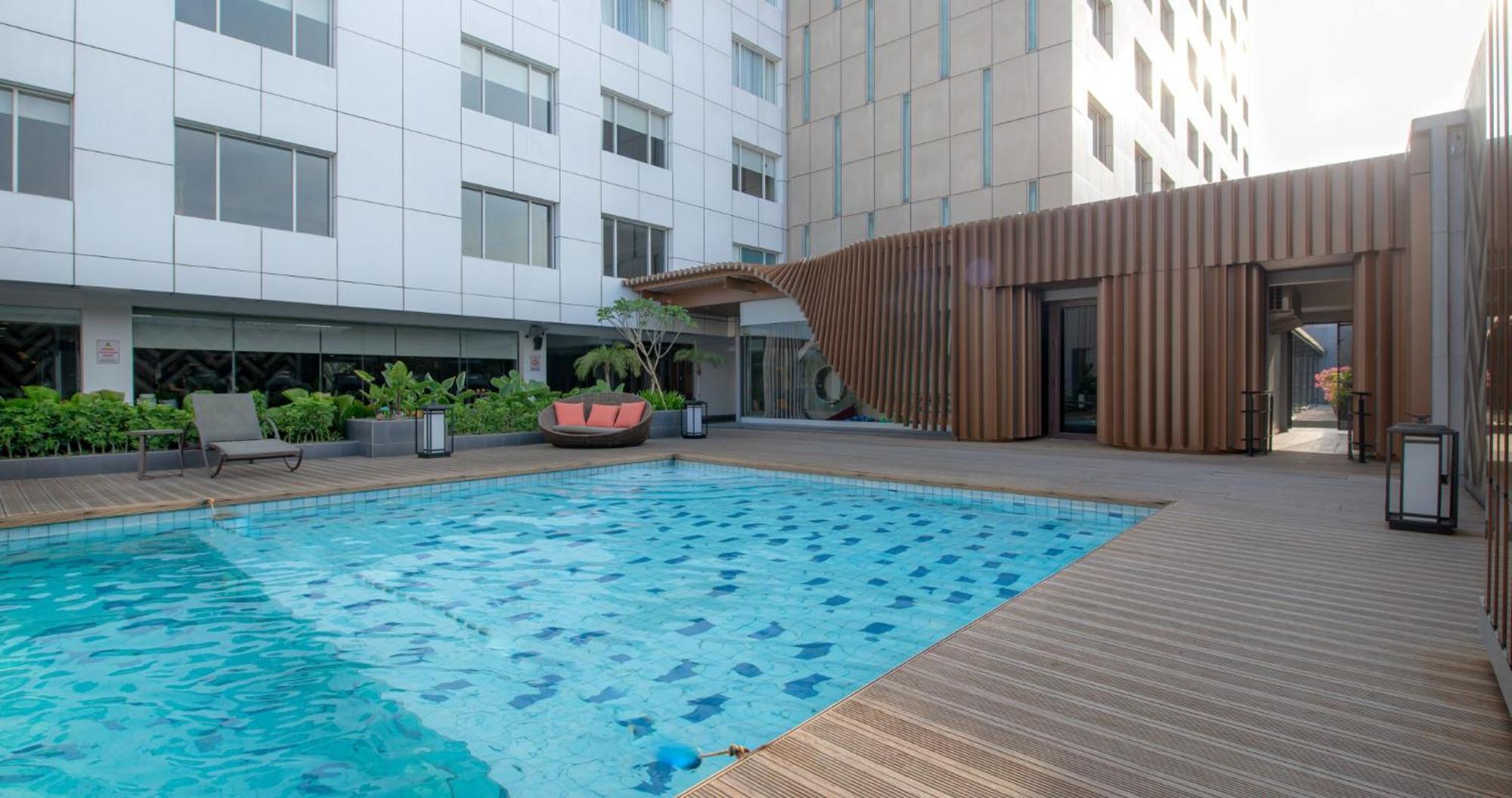 Gumaya Tower Hotel Семаранг Екстериор снимка
