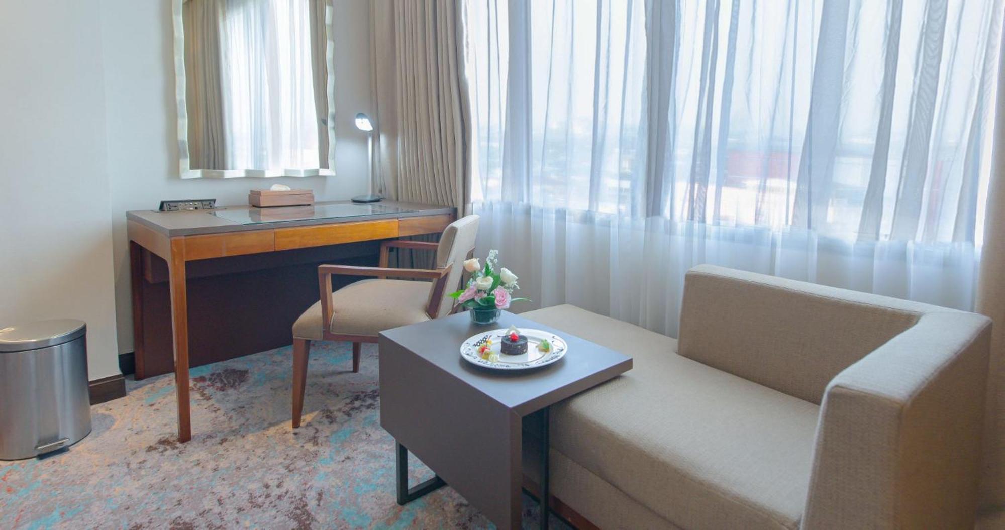 Gumaya Tower Hotel Семаранг Екстериор снимка