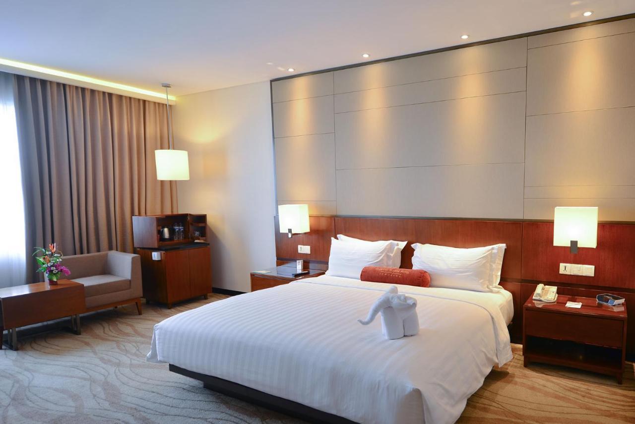 Gumaya Tower Hotel Семаранг Екстериор снимка